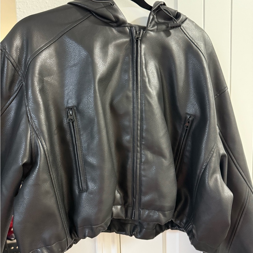 🖤 PRETTYLITTLETHING Plus Faux Leather Cropped Hooded Jacket – Size US 16